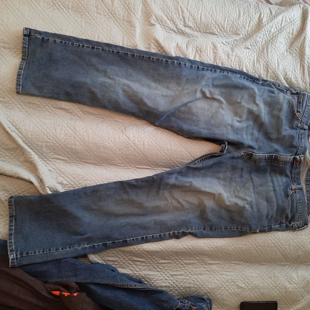 WRANGLER RELAXED FIT STONEWASHED JEANS
